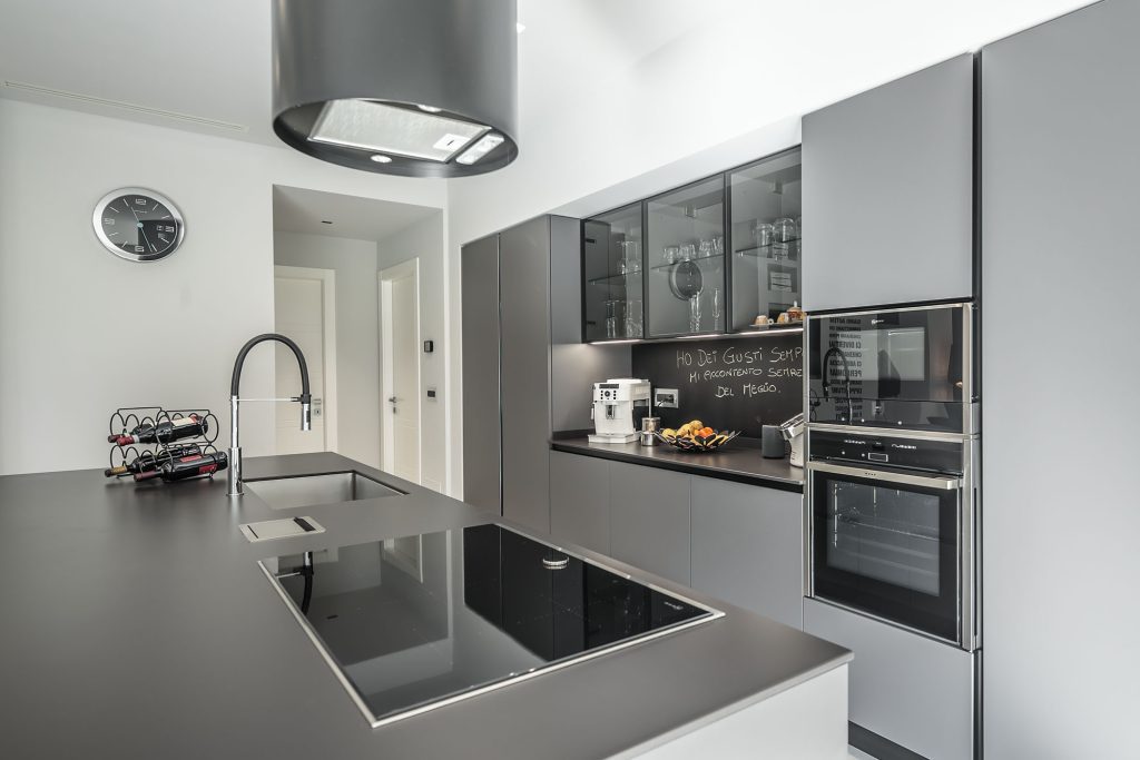 cucina con portale e isola centrale