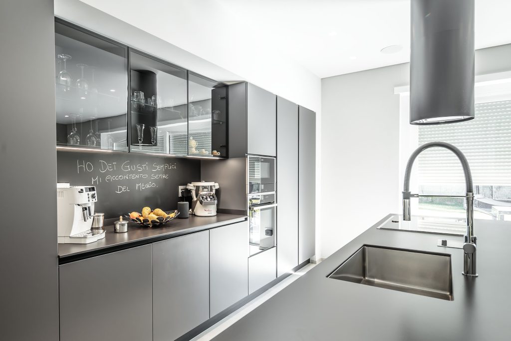 cucina con portale e isola centrale