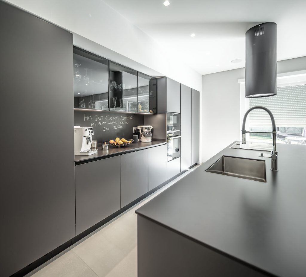 cucina con portale e isola centrale