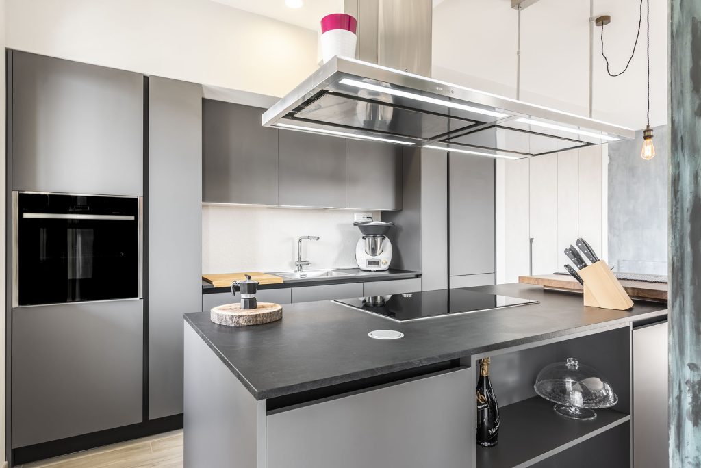 cucina con portale e isola