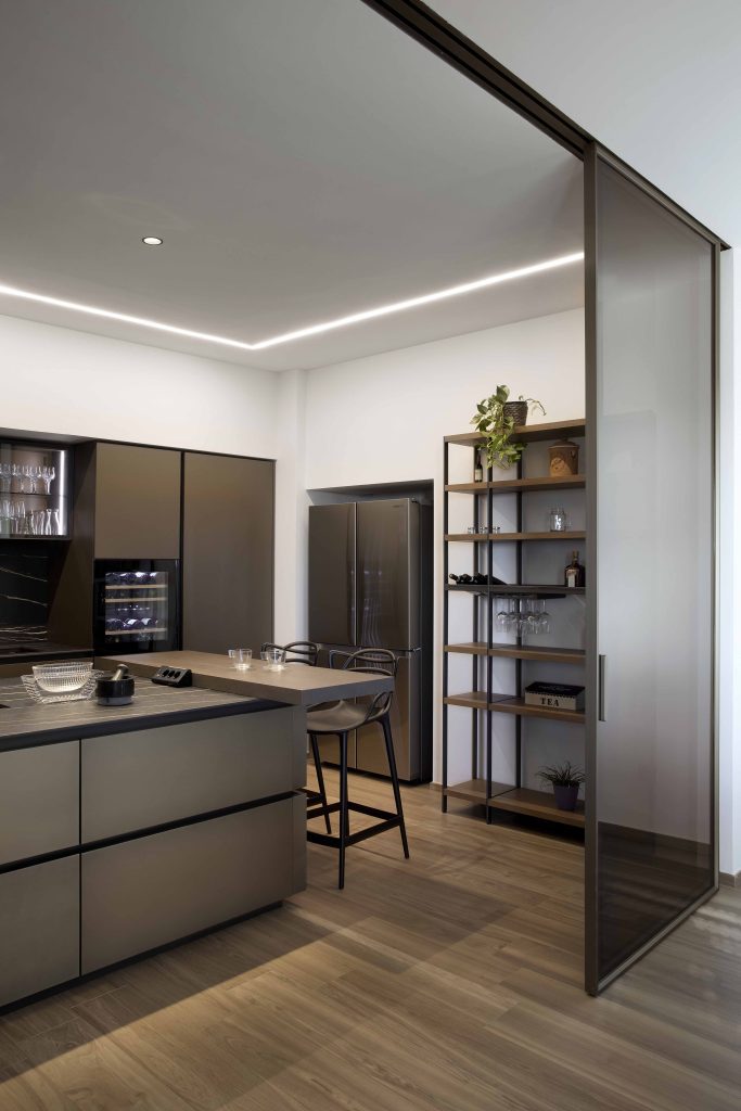 cucina a vista con isola e snack