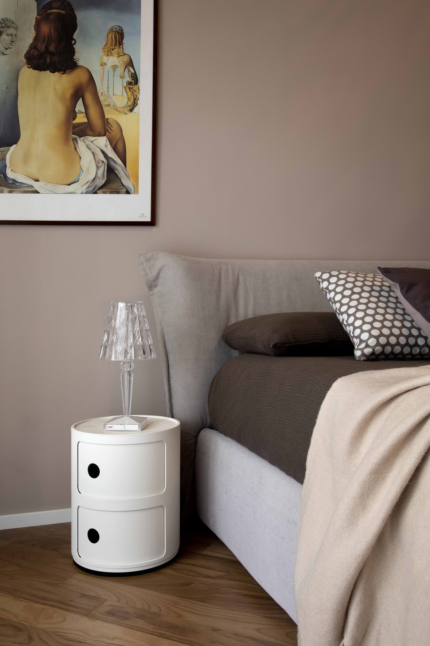 camera da letto comodino kartell