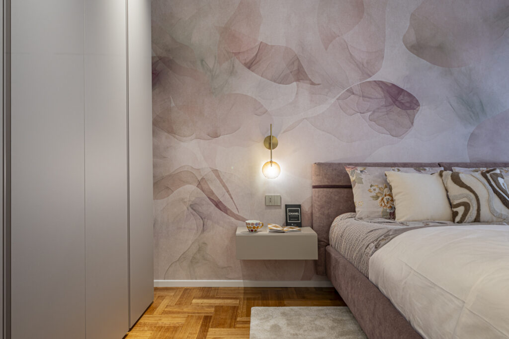 zona notte comodino e carta da parati